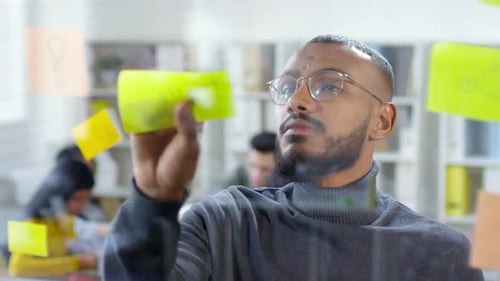 Ruhiger afroamerikanischer Kollege, der Erinnerungen aufstellt