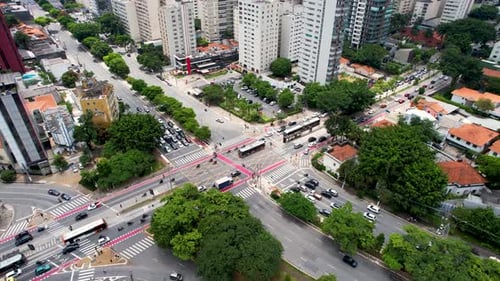 Cruzamento famoso: Avenida Reboucas e Avenida Brasil em São Paulo Brasil.