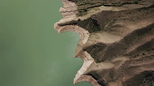 Luftaufnahme im schönen See in den Bergen