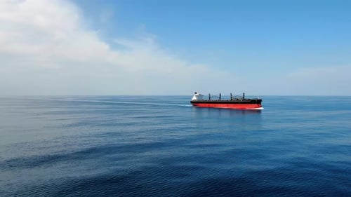 Ein großes Schiff für den Transport von Bulkladung über den Ozean