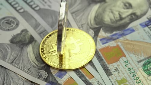 Bitcoin BTC-Münze liegt auf US-Dollar Digital Coin Cyberspace Kryptowährung Hintergrund Bitcoin und