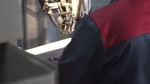 Un ouvrier fabrique des boîtes dans l'usine en gros plan