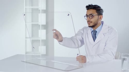 Arzt verwendet PC mit transparentem Display