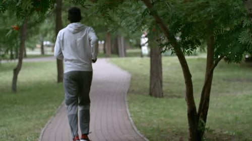 Rückansicht eines Mannes beim Laufen im Park
