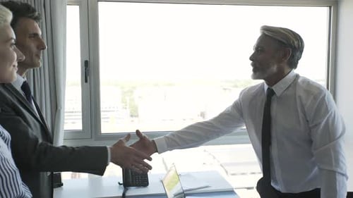 Geschäftsleute grüßen im Büro