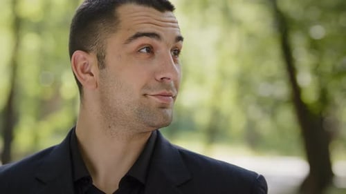 Portrait Joyeux et sympathique homme d'affaires arabe caucasien, vendeur à succès, habile, porte un indépendant