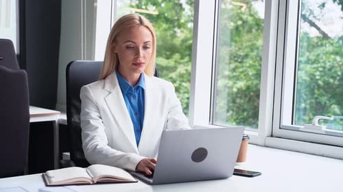 Beautiful woman at work in the office