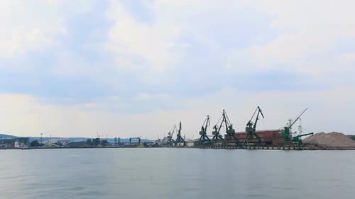 Grandes grúas industriales en el puerto marítimo, transporte de carga, construcción naval, negocios