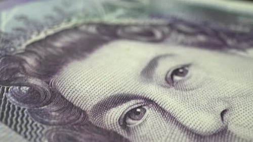 Fünfzig-Pfund-Papierbanknote in Nahaufnahme einer Makroaufnahme mit Dolly-Aufnahme.