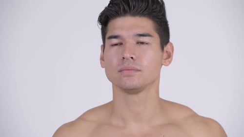 Gesicht eines jungen, gutaussehenden, muskulösen Mannes ohne Hemd