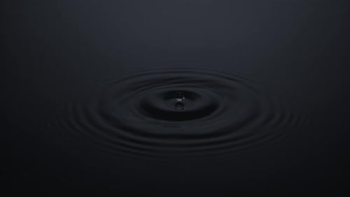 4K 30 fps, Wassertropfen machen Welligkeit, Zeitlupe