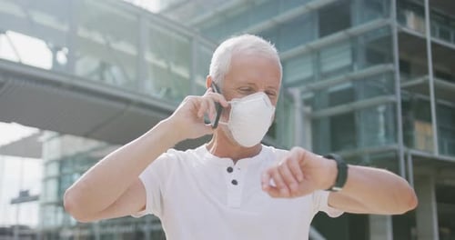 Kaukasischer Mann auf der Straße mit Gesichtsmaske gegen Coronavirus