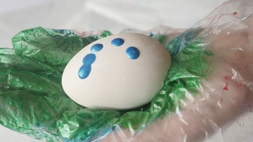 Blaues Farbgel auf der Eioberfläche Zeitlupenvideo