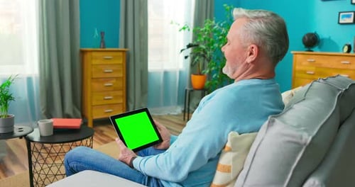 Homem mais velho assistindo a uma série muito engraçada com o site de vídeo sob demanda