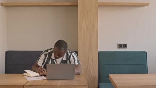 Männlicher Freelancer arbeitet im Café