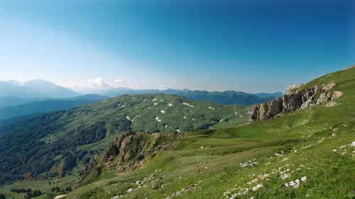 Umfangreicher Panoramablick von der Spitze des Berges zur atemberaubenden Landschaft des Valley Mountain
