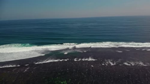Flug mit Blick auf die wunderbare Kraft des Indischen Ozeans und die Entstehung des Rip Current