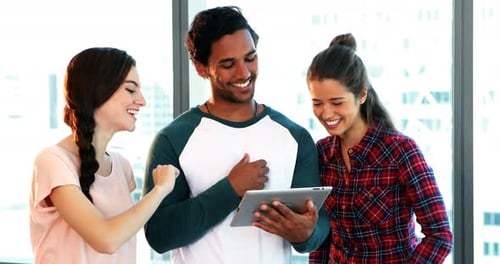 Gruppe von Führungskräften diskutiert über digitales Tablet