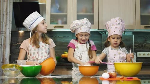 Mädchen backen und spielen mit Mehl