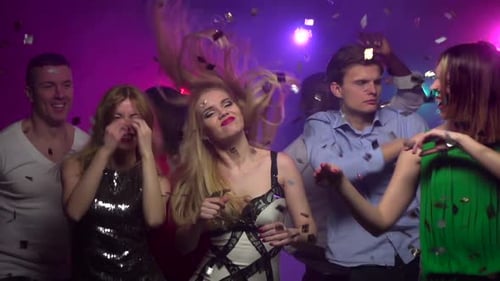 Freunde verschiedener Nationalitäten tanzen auf der Party. Zeitlupe