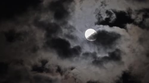 Vollmond bewegt sich in Wolken