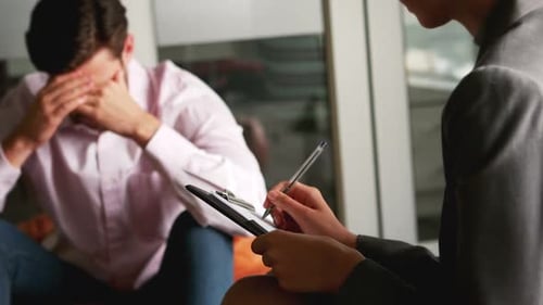 Depressiver Mann spricht mit Berater