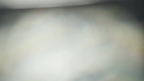 La lumière multicolore laisse des images sur fond noir, stylisation des transitions vidéo, effet Bokeh