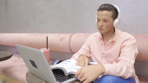 Asking questions in an online lesson.