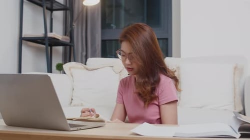 Lección de aprendizaje a distancia para una joven adolescente asiática con profesor en línea y estudio en computadora.