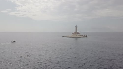 Das Boot segelt zum Leuchtturm. Flache Farbe
