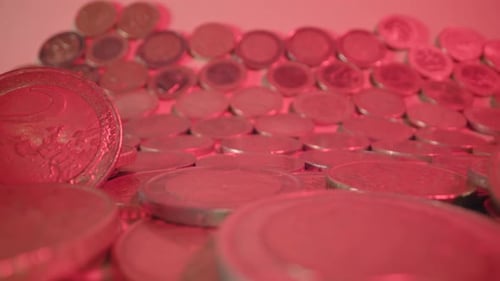 Mouvement sur un tas de pièces d'argent en euros au doux feu rouge