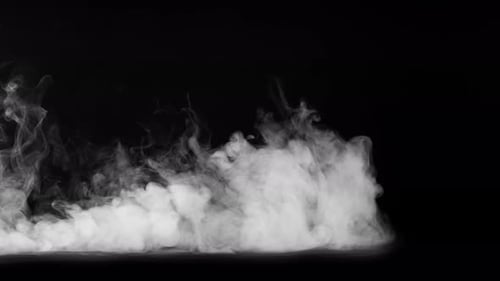 Weicher Nebel in Zeitlupe auf dunklem Hintergrund