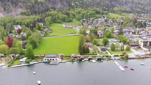 Vista aérea del lago de montaña Wolfgangsee con casas de la ciudad turística en Austria, Alpes