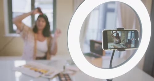 Mujer bloguera caucásica haciendo un Vídeo en casa