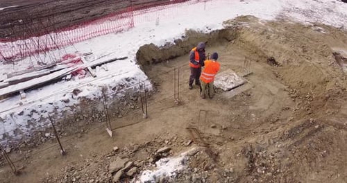 Los trabajadores de la construcción están construyendo una estructura metálica