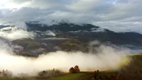 Flug durch blauen Himmel mit Wolken über dem Berg