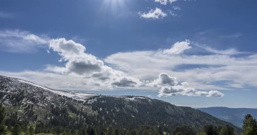 Zeitraffer der Wolkenlandschaft hinter den Bergen Top