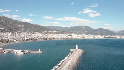 Wunderschöne Stadtlandschaft von Alanya mit Hafen, Wohngebäuden, Küste und Bergen