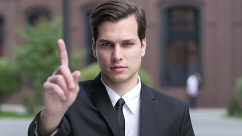 Nein, niemals, Geschäftsmann mag Geste mit winkendem Finger nicht und lehnt sie ab