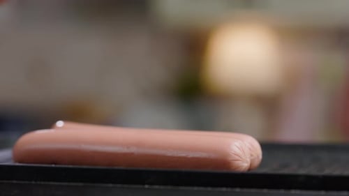 Fleischwürste werden auf dem Grill gebraten