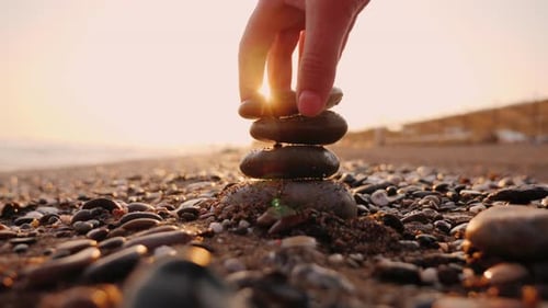Construye una pirámide de guijarros en la playa
