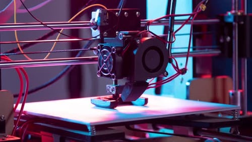 3D-Druck oder Konzept der additiven Fertigung und Roboterautomatisierung.. 3D-Drucker an einer Farbe arbeiten