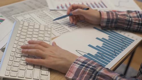 Analista financeiro usando o aplicativo de negócios de contabilidade, economista analisando estatísticas