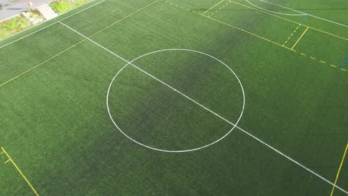 Grünes Fußballfeld im geöffneten Stadion