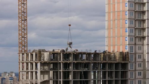 Konstrukteure, die bei Bauarbeiten mit Stahlbewehrungs- und Betonschweißgeräten arbeiten