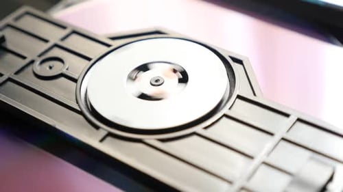 Zeitlupe einer optischen DVD, die in Lesesequenz eingegeben wird 1920X1080 HD-Filmmaterial - Compact Disc