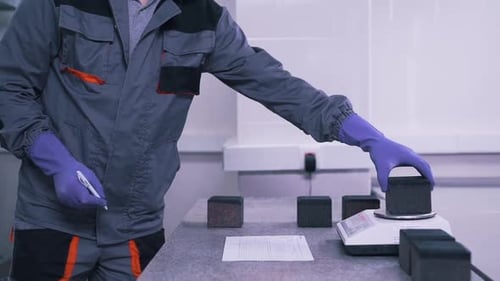 L'homme utilise des balances en laboratoire