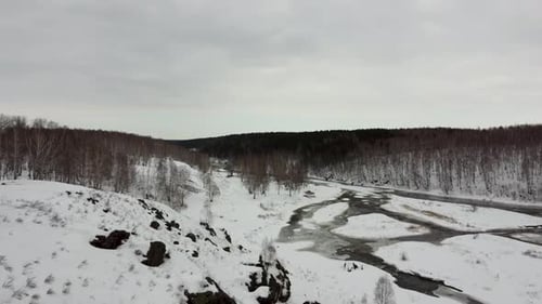 Winter Schnee Wald in den Bergen Winter River vor dem Einsetzen des Frühlings