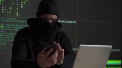 O hacker usa um telefone celular para hackear o sistema. Roubando dados pessoais e dinheiro de contas bancárias