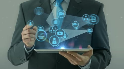 Un homme d'affaires pointe du doigt la tablette Big Data Media Concept